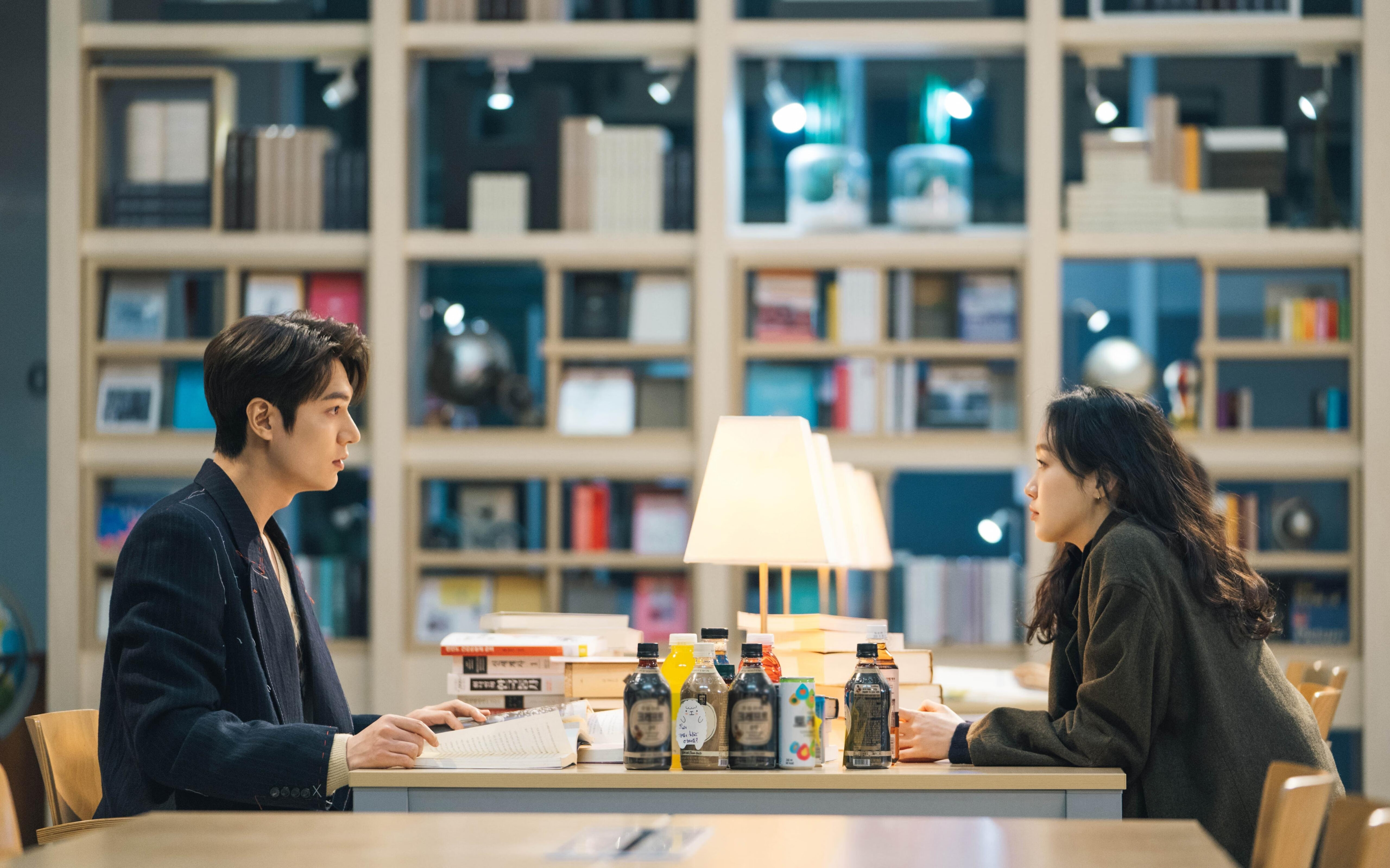 九游体育网站入口-2020年季后赛：库里的双手“血手”绝杀让对方彻底崩溃！，库里出手瞬间