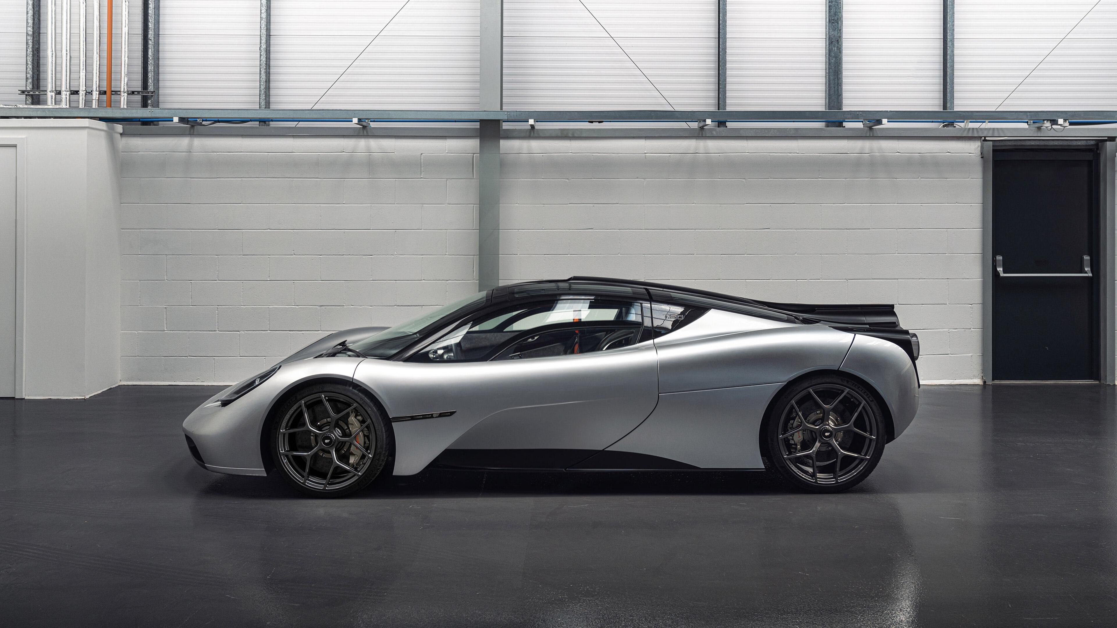 _极地冰雪运动体验馆：都市中的白色奇迹_，极地冰镇